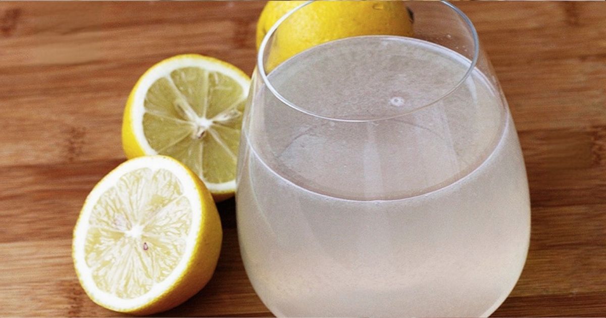 Erfrischendes Wasser-Zitronensaft