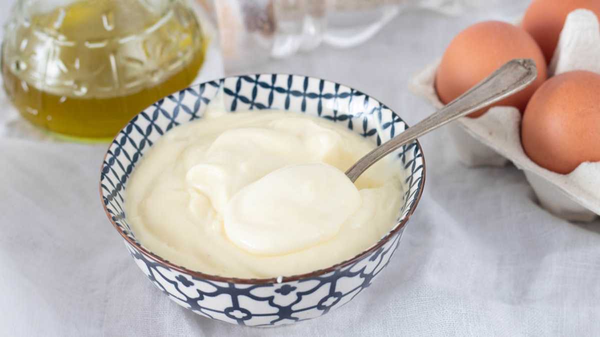 Hausgemachte Mayonnaise mit pasteurisierten Eiern
