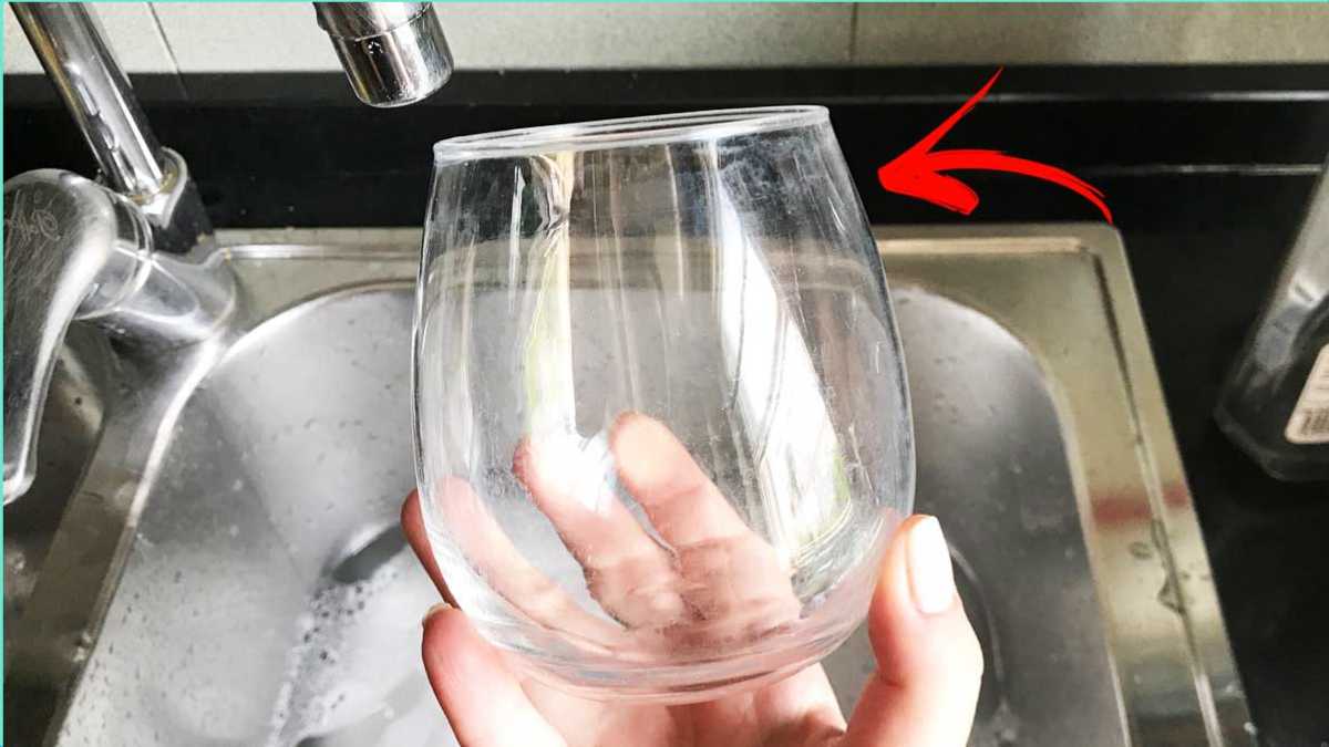 Kalk von Gläsern entfernen: Diese Hausmittel helfen