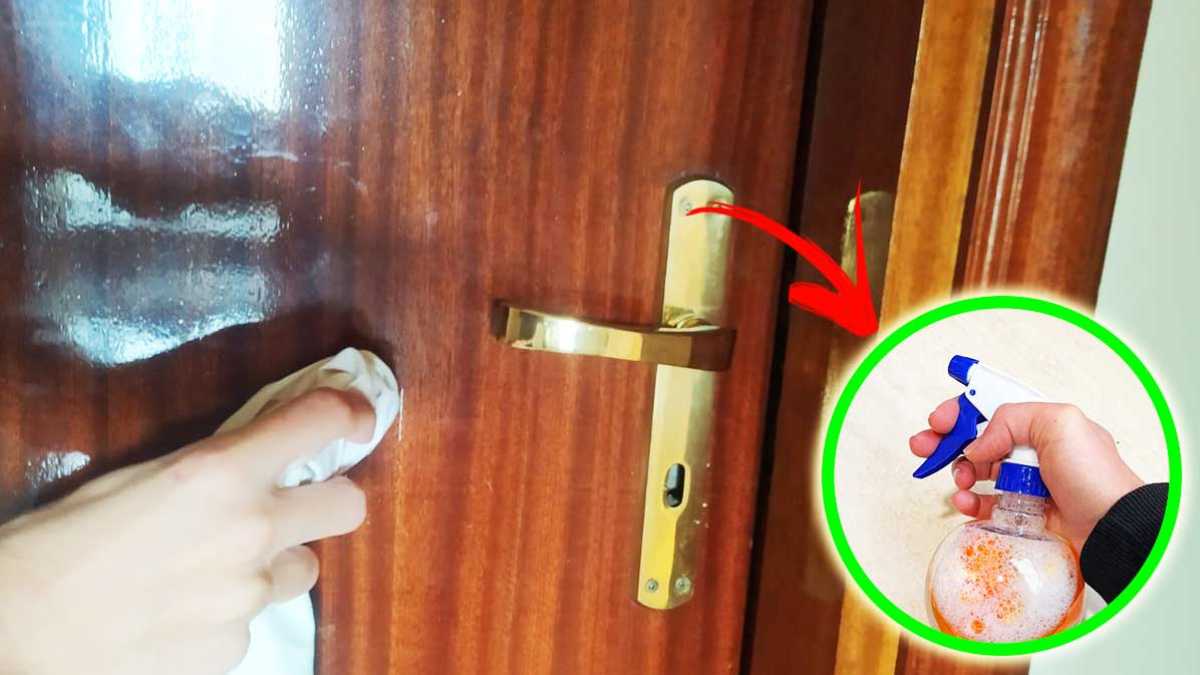 Reinigen und Polieren von Holztüren mit einer alten Do-It-Yourself-Methode